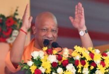 गंगा एक्सप्रेसवे के शुभारंभ के साथ उत्तर प्रदेश को विकास की नई रफ्तार मिली है। प्रधानमंत्री Narendra Modi द्वारा उद्घाटन और मुख्यमंत्री Yogi Adityanath के नेतृत्व में तैयार यह 594 किमी लंबा एक्सप्रेसवे 12 जिलों को जोड़ते हुए किसानों, युवाओं और उद्योगों के लिए बड़े अवसर खोलेगा। 27 औद्योगिक क्लस्टर और लॉजिस्टिक हब निवेश, रोजगार और आर्थिक विकास को नई ऊंचाई देंगे।