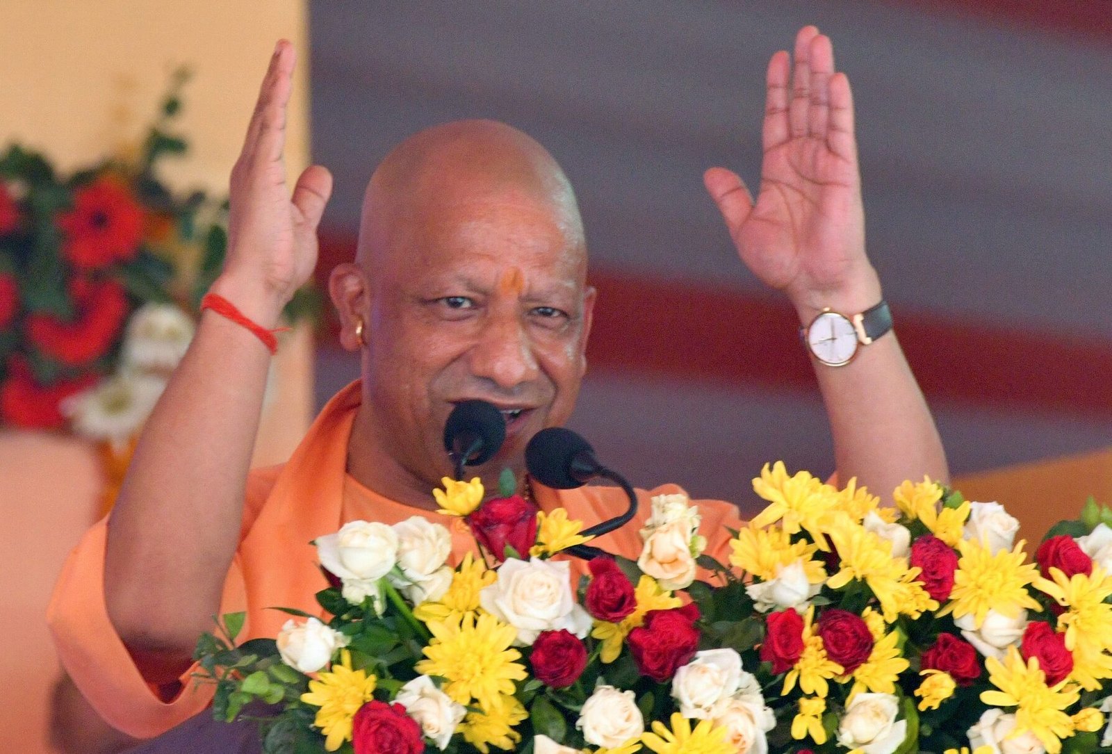 गंगा एक्सप्रेसवे के शुभारंभ के साथ उत्तर प्रदेश को विकास की नई रफ्तार मिली है। प्रधानमंत्री Narendra Modi द्वारा उद्घाटन और मुख्यमंत्री Yogi Adityanath के नेतृत्व में तैयार यह 594 किमी लंबा एक्सप्रेसवे 12 जिलों को जोड़ते हुए किसानों, युवाओं और उद्योगों के लिए बड़े अवसर खोलेगा। 27 औद्योगिक क्लस्टर और लॉजिस्टिक हब निवेश, रोजगार और आर्थिक विकास को नई ऊंचाई देंगे।