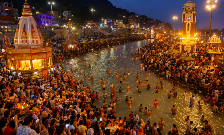 हरिद्वार में गंगा दशहरा के अवसर पर आस्था और भक्ति का अद्भुत संगम देखने को मिला। हर की पौड़ी और ब्रह्मकुंड में लाखों श्रद्धालुओं ने मां गंगा में स्नान कर सुख-समृद्धि और पितरों के मोक्ष की कामना की। घाटों पर दीपदान, मंत्रोच्चार और गंगा आरती से पूरा वातावरण भक्तिमय हो उठा। प्रशासन ने सुरक्षा और यातायात के विशेष इंतजाम किए। दिनभर “हर-हर गंगे” के जयघोष से धर्मनगरी गूंजती रही और श्रद्धालुओं में विशेष उत्साह देखने को मिला।