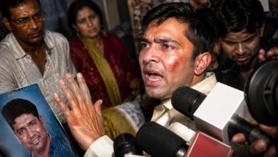 तृणमूल कांग्रेस के राष्ट्रीय महासचिव और डायमंड हार्बर सांसद अभिषेक बनर्जी पर दक्षिण 24 परगना के सोनारपुर में कथित हमला होने के बाद उन्हें अस्पताल में भर्ती कराया गया। अभिषेक ने इसे जानलेवा हमला बताते हुए राजनीतिक साजिश का आरोप लगाया है। मुख्यमंत्री ममता बनर्जी ने भी घटना पर चिंता जताते हुए उपचार और सुरक्षा व्यवस्था पर सवाल उठाए हैं। घटना के बाद पश्चिम बंगाल की राजनीति में नया विवाद खड़ा हो गया है और मामले की निष्पक्ष जांच की मांग तेज हो गई है।