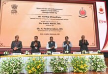नई दिल्ली के भारत मंडपम में प्रवर्तन निदेशालय (ईडी) ने अपनी 70वीं वर्षगांठ मनाई। निदेशक राहुल नवीन ने बताया कि एजेंसी ने क्रिप्टो, साइबर अपराध, आतंक वित्तपोषण जैसे खतरों से निपटने में क्षमता बढ़ाई है। वित्त वर्ष 2025–26 में 812 शिकायतें दर्ज हुईं और ₹81,422 करोड़ की संपत्ति जब्त की गई। कुल जब्ती ₹2.36 लाख करोड़ पहुंची। 63,142 करोड़ रुपये पीड़ितों को लौटाए गए। 94% दोषसिद्धि दर के साथ ईडी ने अपनी सख्त कार्रवाई और पारदर्शिता पर जोर दिया।
