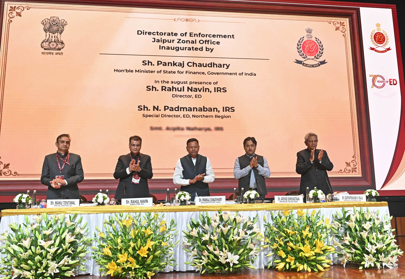 नई दिल्ली के भारत मंडपम में प्रवर्तन निदेशालय (ईडी) ने अपनी 70वीं वर्षगांठ मनाई। निदेशक राहुल नवीन ने बताया कि एजेंसी ने क्रिप्टो, साइबर अपराध, आतंक वित्तपोषण जैसे खतरों से निपटने में क्षमता बढ़ाई है। वित्त वर्ष 2025–26 में 812 शिकायतें दर्ज हुईं और ₹81,422 करोड़ की संपत्ति जब्त की गई। कुल जब्ती ₹2.36 लाख करोड़ पहुंची। 63,142 करोड़ रुपये पीड़ितों को लौटाए गए। 94% दोषसिद्धि दर के साथ ईडी ने अपनी सख्त कार्रवाई और पारदर्शिता पर जोर दिया।