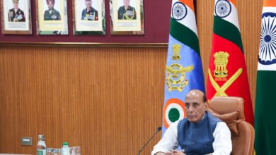 नई दिल्ली में संयुक्त कमांडरों के सम्मेलन में रक्षा मंत्री राजनाथ सिंह ने कहा कि भविष्य के युद्ध केवल हथियारों से नहीं बल्कि कृत्रिम बुद्धिमत्ता, साइबर सुरक्षा, सूचना प्रभुत्व और बेहतर समन्वय से जीते जाएंगे। उन्होंने ऑपरेशन सिंदूर को भारत की त्वरित और प्रभावी सैन्य प्रतिक्रिया का उदाहरण बताया। सम्मेलन में भविष्य की सैन्य तैयारी, बहु-क्षेत्रीय अभियानों, क्वांटम और AI आधारित खतरों, संयुक्तता तथा स्वदेशी रक्षा तकनीकों पर व्यापक चर्चा हुई। वरिष्ठ सैन्य और रक्षा अधिकारी इसमें शामिल रहे।
