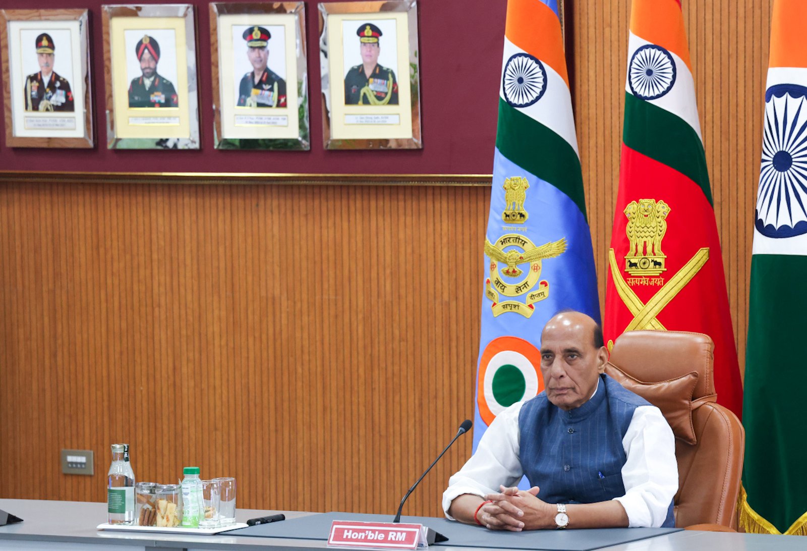 नई दिल्ली में संयुक्त कमांडरों के सम्मेलन में रक्षा मंत्री राजनाथ सिंह ने कहा कि भविष्य के युद्ध केवल हथियारों से नहीं बल्कि कृत्रिम बुद्धिमत्ता, साइबर सुरक्षा, सूचना प्रभुत्व और बेहतर समन्वय से जीते जाएंगे। उन्होंने ऑपरेशन सिंदूर को भारत की त्वरित और प्रभावी सैन्य प्रतिक्रिया का उदाहरण बताया। सम्मेलन में भविष्य की सैन्य तैयारी, बहु-क्षेत्रीय अभियानों, क्वांटम और AI आधारित खतरों, संयुक्तता तथा स्वदेशी रक्षा तकनीकों पर व्यापक चर्चा हुई। वरिष्ठ सैन्य और रक्षा अधिकारी इसमें शामिल रहे।