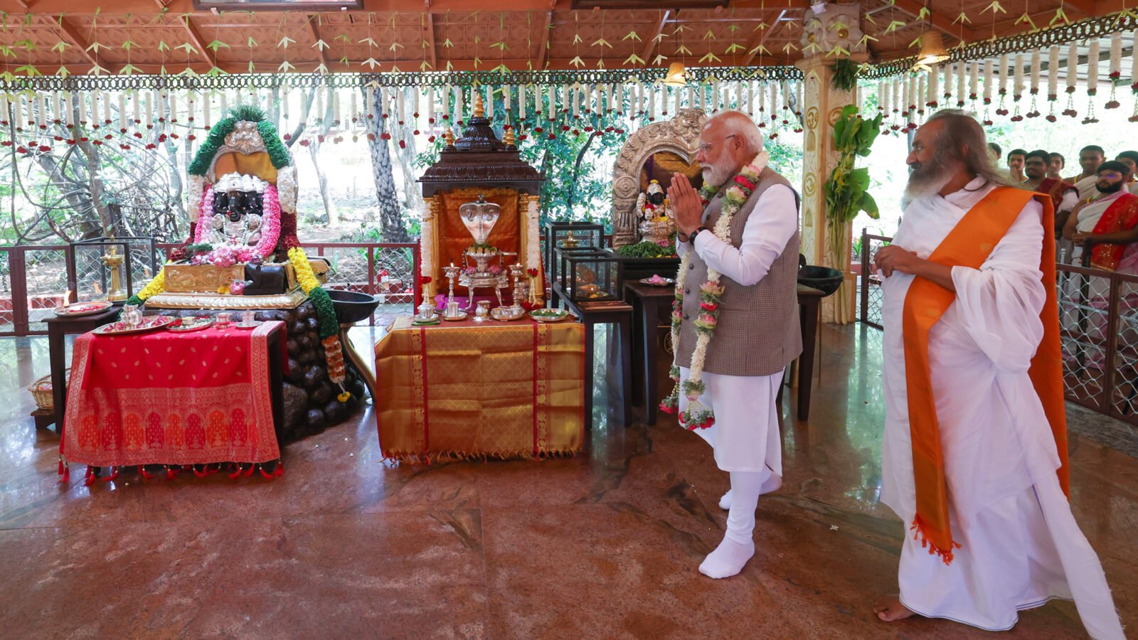 प्रधानमंत्री Narendra Modi ने बेंगलुरु में The Art of Living Foundation के 45वें स्थापना वर्ष समारोह में भाग लिया। उन्होंने नव निर्मित ध्यान मंदिर का उद्घाटन करते हुए सेवा, आध्यात्मिकता, प्राकृतिक खेती, जल संरक्षण और पर्यावरण सुरक्षा को विकसित भारत की आधारशिला बताया। प्रधानमंत्री ने युवाओं के मानसिक स्वास्थ्य, सामाजिक उत्तरदायित्व और भारतीय आध्यात्मिक मूल्यों की महत्ता पर बल दिया। उन्होंने “एक पेड़ मां के नाम”, “पर ड्रॉप मोर क्रॉप” और मिशन LiFE जैसे अभियानों को जनभागीदारी से जोड़ने का आह्वान किया।
