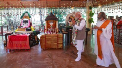 प्रधानमंत्री Narendra Modi ने बेंगलुरु में The Art of Living Foundation के 45वें स्थापना वर्ष समारोह में भाग लिया। उन्होंने नव निर्मित ध्यान मंदिर का उद्घाटन करते हुए सेवा, आध्यात्मिकता, प्राकृतिक खेती, जल संरक्षण और पर्यावरण सुरक्षा को विकसित भारत की आधारशिला बताया। प्रधानमंत्री ने युवाओं के मानसिक स्वास्थ्य, सामाजिक उत्तरदायित्व और भारतीय आध्यात्मिक मूल्यों की महत्ता पर बल दिया। उन्होंने “एक पेड़ मां के नाम”, “पर ड्रॉप मोर क्रॉप” और मिशन LiFE जैसे अभियानों को जनभागीदारी से जोड़ने का आह्वान किया।