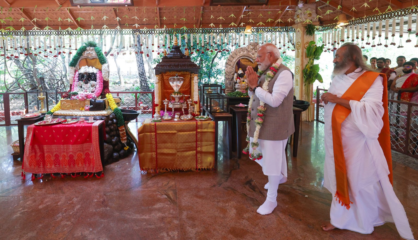 प्रधानमंत्री Narendra Modi ने बेंगलुरु में The Art of Living Foundation के 45वें स्थापना वर्ष समारोह में भाग लिया। उन्होंने नव निर्मित ध्यान मंदिर का उद्घाटन करते हुए सेवा, आध्यात्मिकता, प्राकृतिक खेती, जल संरक्षण और पर्यावरण सुरक्षा को विकसित भारत की आधारशिला बताया। प्रधानमंत्री ने युवाओं के मानसिक स्वास्थ्य, सामाजिक उत्तरदायित्व और भारतीय आध्यात्मिक मूल्यों की महत्ता पर बल दिया। उन्होंने “एक पेड़ मां के नाम”, “पर ड्रॉप मोर क्रॉप” और मिशन LiFE जैसे अभियानों को जनभागीदारी से जोड़ने का आह्वान किया।