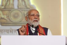 प्रधानमंत्री Narendra Modi ने हैदराबाद में लगभग ₹9,400 करोड़ की विकास परियोजनाओं का शिलान्यास और लोकार्पण किया। उन्होंने ज़हीराबाद औद्योगिक स्मार्ट सिटी, वारंगल PM मित्र पार्क, रेलवे और हाईवे परियोजनाओं को तेलंगाना के विकास का नया आधार बताया। प्रधानमंत्री ने कहा कि इन परियोजनाओं से रोजगार के हजारों अवसर पैदा होंगे, परिवहन और ऊर्जा व्यवस्था मजबूत होगी तथा किसान, युवा और उद्योगों को सीधा लाभ मिलेगा। उन्होंने विकसित तेलंगाना को विकसित भारत का अहम हिस्सा बताया।