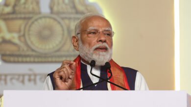 प्रधानमंत्री Narendra Modi ने हैदराबाद में लगभग ₹9,400 करोड़ की विकास परियोजनाओं का शिलान्यास और लोकार्पण किया। उन्होंने ज़हीराबाद औद्योगिक स्मार्ट सिटी, वारंगल PM मित्र पार्क, रेलवे और हाईवे परियोजनाओं को तेलंगाना के विकास का नया आधार बताया। प्रधानमंत्री ने कहा कि इन परियोजनाओं से रोजगार के हजारों अवसर पैदा होंगे, परिवहन और ऊर्जा व्यवस्था मजबूत होगी तथा किसान, युवा और उद्योगों को सीधा लाभ मिलेगा। उन्होंने विकसित तेलंगाना को विकसित भारत का अहम हिस्सा बताया।