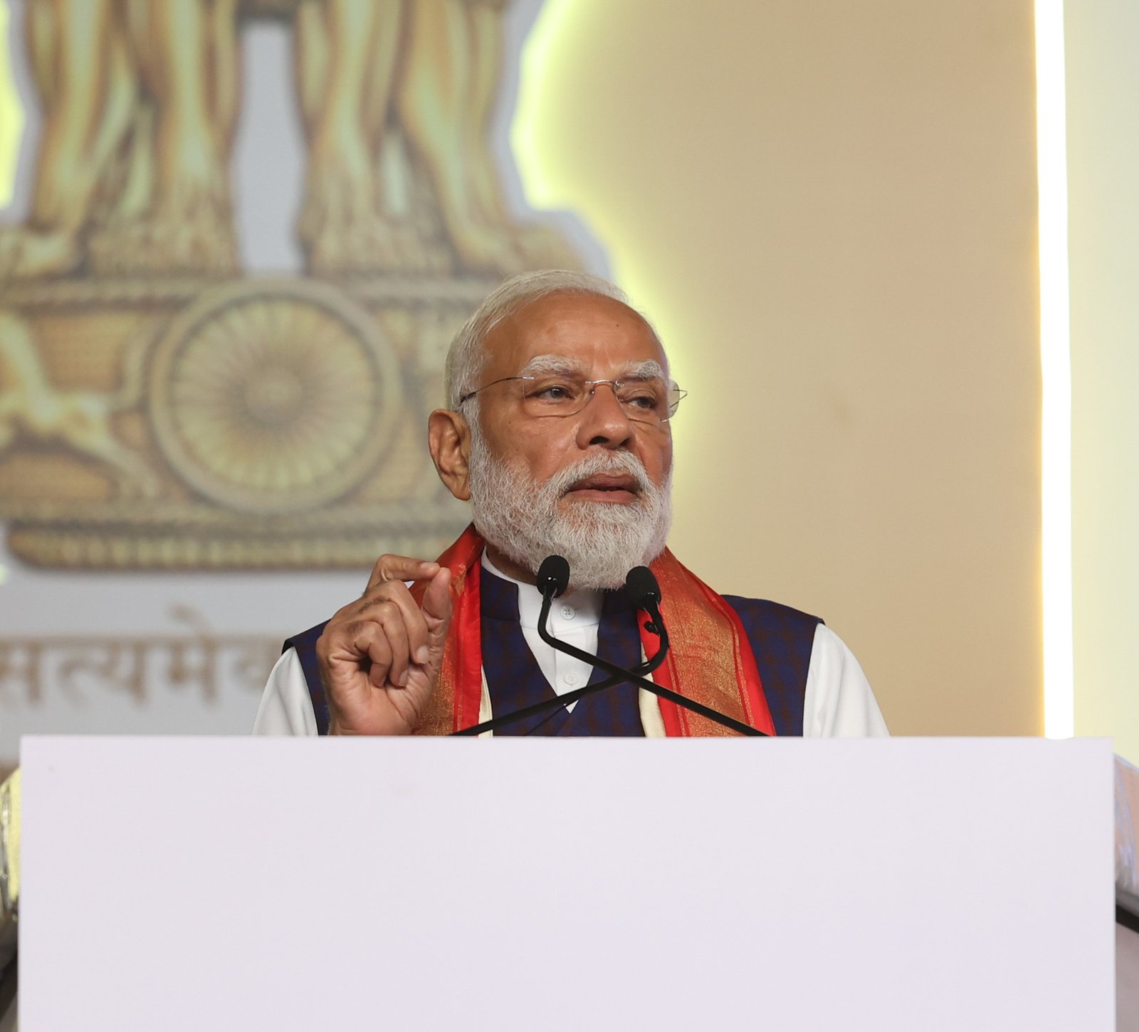प्रधानमंत्री Narendra Modi ने हैदराबाद में लगभग ₹9,400 करोड़ की विकास परियोजनाओं का शिलान्यास और लोकार्पण किया। उन्होंने ज़हीराबाद औद्योगिक स्मार्ट सिटी, वारंगल PM मित्र पार्क, रेलवे और हाईवे परियोजनाओं को तेलंगाना के विकास का नया आधार बताया। प्रधानमंत्री ने कहा कि इन परियोजनाओं से रोजगार के हजारों अवसर पैदा होंगे, परिवहन और ऊर्जा व्यवस्था मजबूत होगी तथा किसान, युवा और उद्योगों को सीधा लाभ मिलेगा। उन्होंने विकसित तेलंगाना को विकसित भारत का अहम हिस्सा बताया।