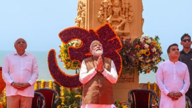 प्रधानमंत्री नरेंद्र मोदी ने सोमनाथ अमृत महोत्सव में कहा कि सोमनाथ मंदिर का पुनर्निर्माण भारत की स्वतंत्र चेतना और प्राचीन गौरव की पुनर्स्थापना का प्रतीक है। उन्होंने 1998 के पोखरण परमाणु परीक्षणों को भारत की वैज्ञानिक क्षमता और अटूट राजनीतिक इच्छाशक्ति का प्रमाण बताया। पीएम मोदी ने कहा कि सोमनाथ केवल आस्था का केंद्र नहीं, बल्कि भारत की सनातन आत्मा का पवित्र प्रतीक है, जो आने वाले हजार वर्षों तक राष्ट्र को प्रेरणा देता रहेगा।