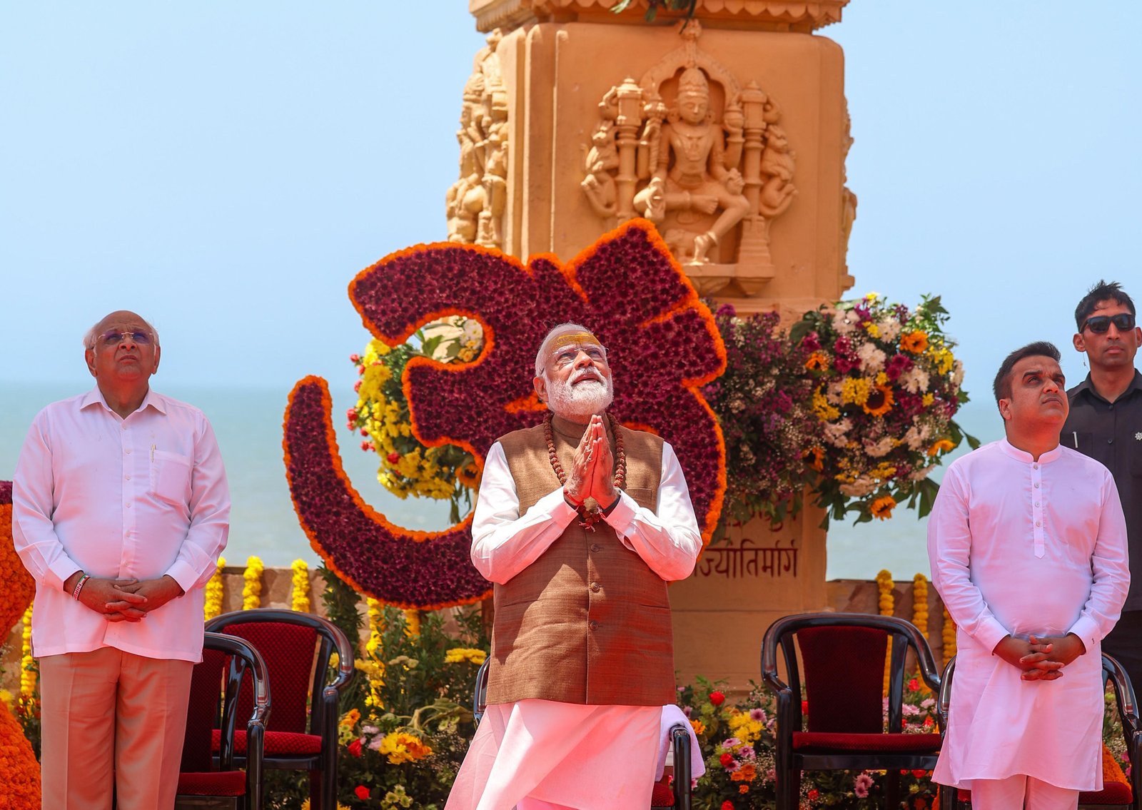 प्रधानमंत्री नरेंद्र मोदी ने सोमनाथ अमृत महोत्सव में कहा कि सोमनाथ मंदिर का पुनर्निर्माण भारत की स्वतंत्र चेतना और प्राचीन गौरव की पुनर्स्थापना का प्रतीक है। उन्होंने 1998 के पोखरण परमाणु परीक्षणों को भारत की वैज्ञानिक क्षमता और अटूट राजनीतिक इच्छाशक्ति का प्रमाण बताया। पीएम मोदी ने कहा कि सोमनाथ केवल आस्था का केंद्र नहीं, बल्कि भारत की सनातन आत्मा का पवित्र प्रतीक है, जो आने वाले हजार वर्षों तक राष्ट्र को प्रेरणा देता रहेगा।