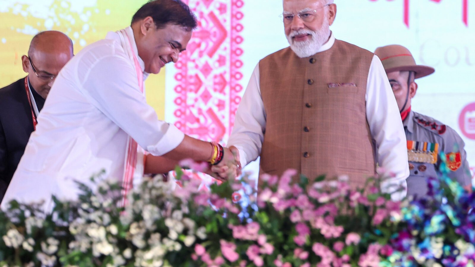 असम में भाजपा की प्रचंड जीत के बाद हिमंता बिस्वा सरमा ने दूसरी बार मुख्यमंत्री पद की शपथ ली। गुवाहाटी के खानपारा वेटनरी ग्राउंड में आयोजित समारोह में प्रधानमंत्री नरेंद्र मोदी, अमित शाह, राजनाथ सिंह सहित कई केंद्रीय मंत्री और एनडीए नेता मौजूद रहे। सरमा के साथ चार मंत्रियों ने भी शपथ ग्रहण की। भाजपा और उसके सहयोगी दलों को विधानसभा चुनाव में दो-तिहाई बहुमत मिला है। नई सरकार विकास, निवेश, रोजगार और आधारभूत संरचना पर विशेष ध्यान देने की तैयारी में है।