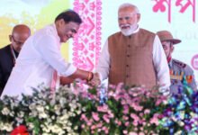 असम में भाजपा की प्रचंड जीत के बाद हिमंता बिस्वा सरमा ने दूसरी बार मुख्यमंत्री पद की शपथ ली। गुवाहाटी के खानपारा वेटनरी ग्राउंड में आयोजित समारोह में प्रधानमंत्री नरेंद्र मोदी, अमित शाह, राजनाथ सिंह सहित कई केंद्रीय मंत्री और एनडीए नेता मौजूद रहे। सरमा के साथ चार मंत्रियों ने भी शपथ ग्रहण की। भाजपा और उसके सहयोगी दलों को विधानसभा चुनाव में दो-तिहाई बहुमत मिला है। नई सरकार विकास, निवेश, रोजगार और आधारभूत संरचना पर विशेष ध्यान देने की तैयारी में है।