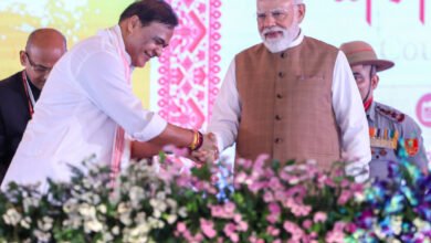 असम में भाजपा की प्रचंड जीत के बाद हिमंता बिस्वा सरमा ने दूसरी बार मुख्यमंत्री पद की शपथ ली। गुवाहाटी के खानपारा वेटनरी ग्राउंड में आयोजित समारोह में प्रधानमंत्री नरेंद्र मोदी, अमित शाह, राजनाथ सिंह सहित कई केंद्रीय मंत्री और एनडीए नेता मौजूद रहे। सरमा के साथ चार मंत्रियों ने भी शपथ ग्रहण की। भाजपा और उसके सहयोगी दलों को विधानसभा चुनाव में दो-तिहाई बहुमत मिला है। नई सरकार विकास, निवेश, रोजगार और आधारभूत संरचना पर विशेष ध्यान देने की तैयारी में है।