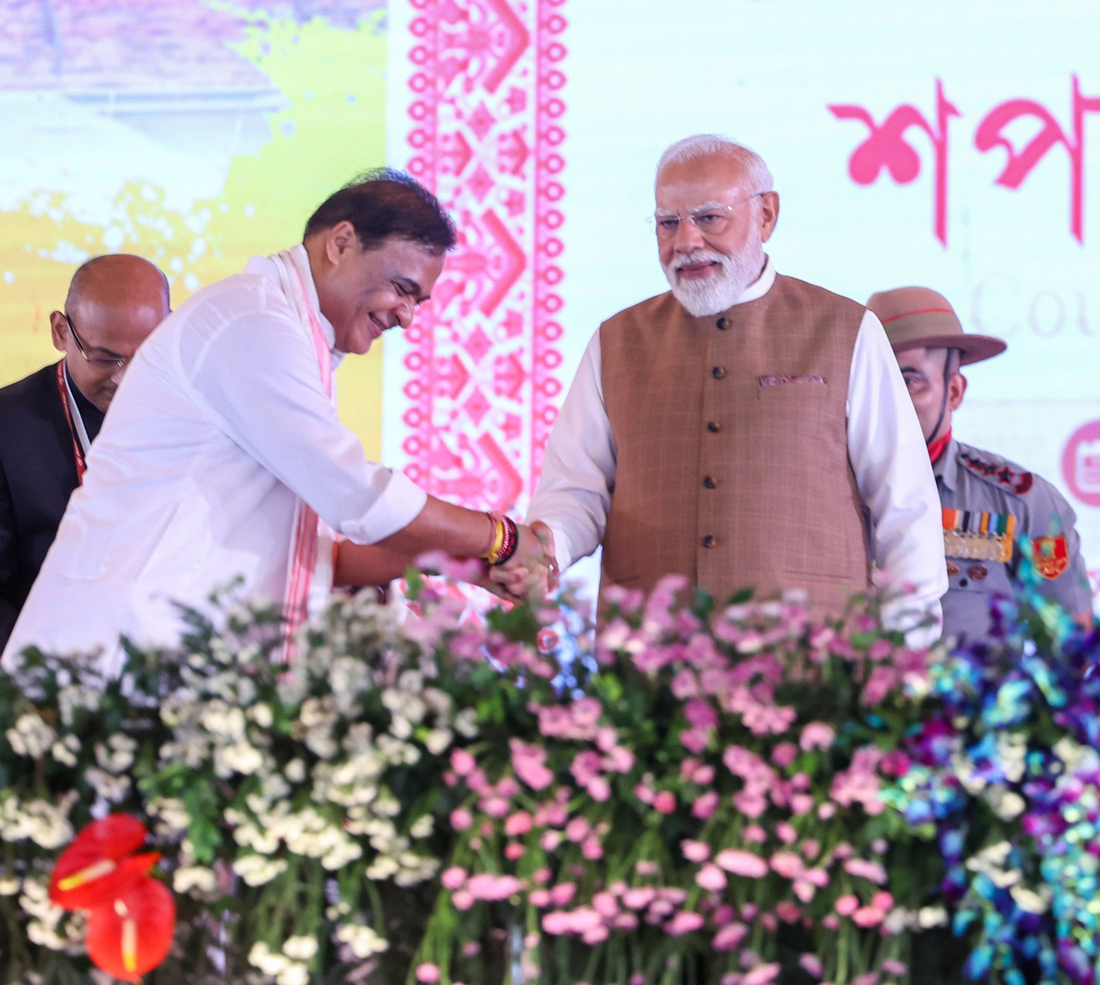 असम में भाजपा की प्रचंड जीत के बाद हिमंता बिस्वा सरमा ने दूसरी बार मुख्यमंत्री पद की शपथ ली। गुवाहाटी के खानपारा वेटनरी ग्राउंड में आयोजित समारोह में प्रधानमंत्री नरेंद्र मोदी, अमित शाह, राजनाथ सिंह सहित कई केंद्रीय मंत्री और एनडीए नेता मौजूद रहे। सरमा के साथ चार मंत्रियों ने भी शपथ ग्रहण की। भाजपा और उसके सहयोगी दलों को विधानसभा चुनाव में दो-तिहाई बहुमत मिला है। नई सरकार विकास, निवेश, रोजगार और आधारभूत संरचना पर विशेष ध्यान देने की तैयारी में है।