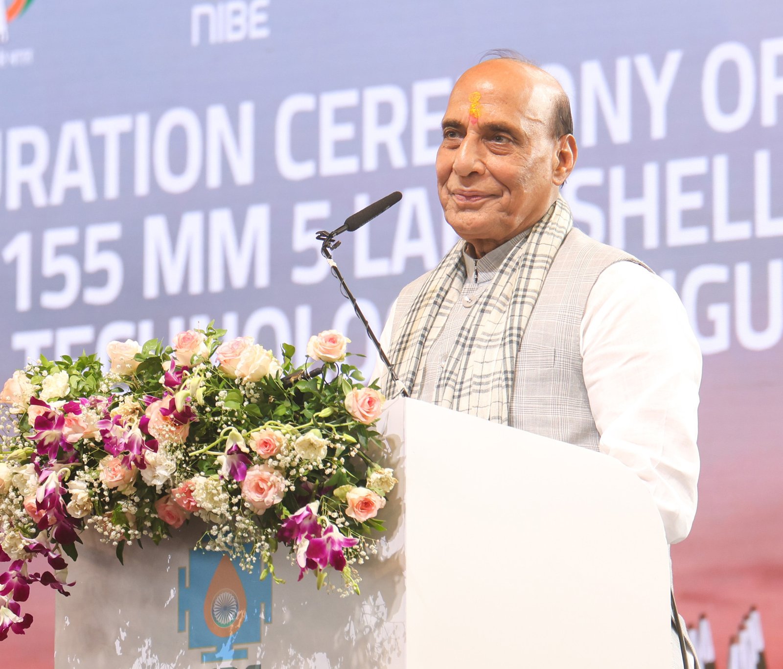 रक्षा मंत्री Rajnath Singh ने महाराष्ट्र के शिरडी में एनआईबीई ग्रुप के रक्षा विनिर्माण परिसर का उद्घाटन करते हुए कहा कि रक्षा क्षेत्र में आत्मनिर्भरता भारत की सुरक्षा, आर्थिक मजबूती और वैश्विक शक्ति बनने के लिए बेहद जरूरी है। उन्होंने कहा कि जो देश अपने हथियार खुद बनाता है, वह अपनी किस्मत खुद लिखता है। कार्यक्रम में ‘सूर्यस्त्र’ रॉकेट लॉन्चिंग सिस्टम, मिसाइल परिसर और स्वदेशी रक्षा तकनीकों का भी अनावरण किया गया।