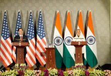 अमेरिका के विदेश मंत्री Marco Rubio ने नई वीजा नीति को लेकर बड़ा बयान देते हुए कहा कि यह बदलाव केवल भारत के लिए नहीं बल्कि पूरी दुनिया के लिए लागू होंगे। S. Jaishankar के साथ वार्ता के बाद उन्होंने अवैध आव्रजन को चुनौती बताया और भारतीयों के आर्थिक योगदान की सराहना की। साथ ही नस्लीय टिप्पणियों पर सख्त प्रतिक्रिया देते हुए भारत-अमेरिका संबंधों को मजबूत और रणनीतिक बताया।