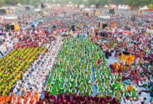 नई दिल्ली में रविवार को देशभर से आए एक लाख से अधिक वनवासी समाज के लोगों ने भव्य सांस्कृतिक शोभा यात्रा निकाली। अजमेरी गेट से लालकिले तक निकली यात्रा में पारंपरिक वेशभूषा, लोक नृत्य, संगीत और सांस्कृतिक प्रस्तुतियों ने लोगों को मंत्रमुग्ध कर दिया। रास्तेभर व्यापारिक, सामाजिक और धार्मिक संगठनों ने पुष्प वर्षा कर स्वागत किया। सांसद प्रवीन खंडेलवाल और रामवीर सिंह बिधूड़ी ने यात्रा को रवाना किया। आयोजन को ‘एक भारत-श्रेष्ठ भारत’ की जीवंत मिसाल बताया गया।