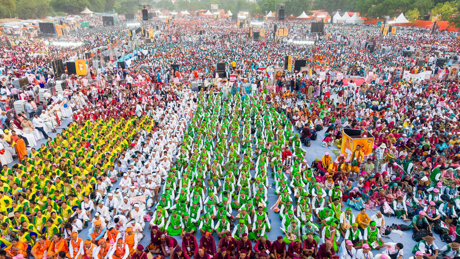 नई दिल्ली में रविवार को देशभर से आए एक लाख से अधिक वनवासी समाज के लोगों ने भव्य सांस्कृतिक शोभा यात्रा निकाली। अजमेरी गेट से लालकिले तक निकली यात्रा में पारंपरिक वेशभूषा, लोक नृत्य, संगीत और सांस्कृतिक प्रस्तुतियों ने लोगों को मंत्रमुग्ध कर दिया। रास्तेभर व्यापारिक, सामाजिक और धार्मिक संगठनों ने पुष्प वर्षा कर स्वागत किया। सांसद प्रवीन खंडेलवाल और रामवीर सिंह बिधूड़ी ने यात्रा को रवाना किया। आयोजन को ‘एक भारत-श्रेष्ठ भारत’ की जीवंत मिसाल बताया गया।