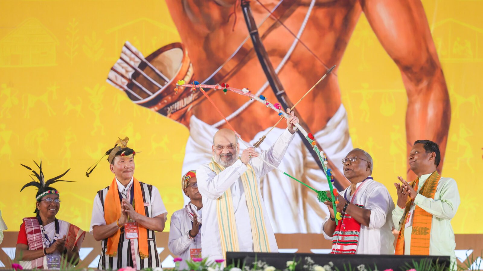 नई दिल्ली के रामलीला मैदान में आयोजित विशाल जनजातीय सांस्कृतिक समागम में केंद्रीय गृहमंत्री अमित शाह ने आदिवासी समुदाय को आश्वस्त करते हुए कहा कि समान नागरिक संहिता (यूसीसी) से उनके अधिकारों, संस्कृति और परंपराओं को कोई खतरा नहीं होगा। भगवान बिरसा मुंडा की 150वीं जयंती पर आयोजित कार्यक्रम में देशभर से आए जनजातीय समाज ने अपनी सांस्कृतिक विरासत का प्रदर्शन किया। समागम में धर्मांतरण, आदिवासी अधिकार, फर्जी एसटी प्रमाण पत्र और सांस्कृतिक संरक्षण जैसे मुद्दे भी प्रमुखता से उठे।
