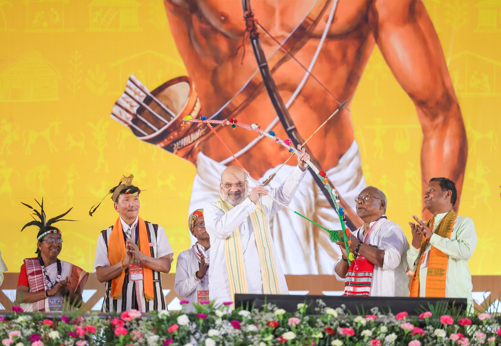 नई दिल्ली के रामलीला मैदान में आयोजित विशाल जनजातीय सांस्कृतिक समागम में केंद्रीय गृहमंत्री अमित शाह ने आदिवासी समुदाय को आश्वस्त करते हुए कहा कि समान नागरिक संहिता (यूसीसी) से उनके अधिकारों, संस्कृति और परंपराओं को कोई खतरा नहीं होगा। भगवान बिरसा मुंडा की 150वीं जयंती पर आयोजित कार्यक्रम में देशभर से आए जनजातीय समाज ने अपनी सांस्कृतिक विरासत का प्रदर्शन किया। समागम में धर्मांतरण, आदिवासी अधिकार, फर्जी एसटी प्रमाण पत्र और सांस्कृतिक संरक्षण जैसे मुद्दे भी प्रमुखता से उठे।