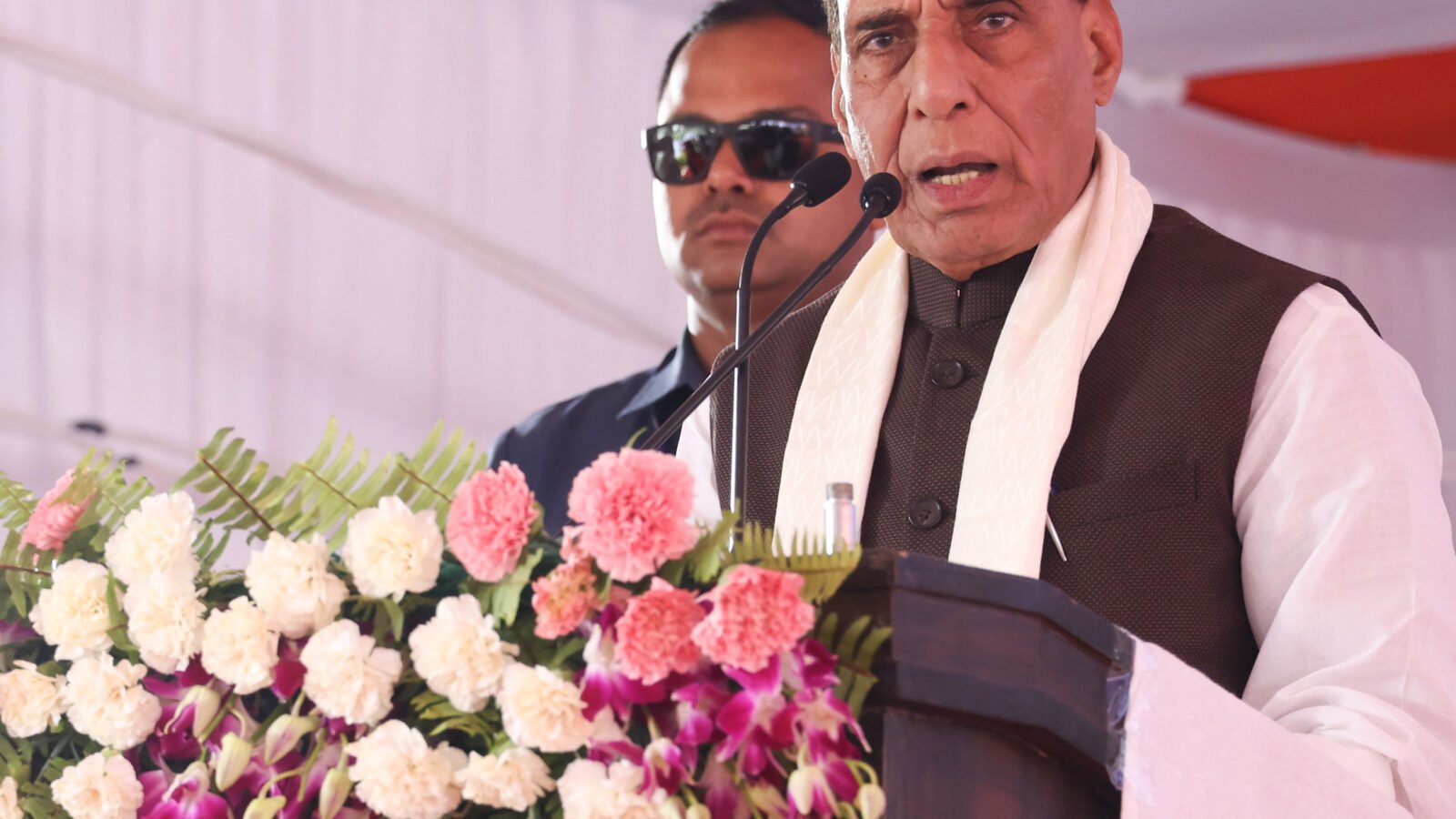 लखनऊ में रक्षा मंत्री राजनाथ सिंह और मुख्यमंत्री योगी आदित्यनाथ ने 19 करोड़ रुपये की लागत से निर्मित नौसेना शौर्य वाटिका का उद्घाटन किया। भारतीय नौसेना के शौर्य और बलिदान को समर्पित इस संग्रहालय में आईएनएस गोमती और टीयू-142एम विमान से जुड़ी दुर्लभ कलाकृतियां प्रदर्शित हैं। रक्षा मंत्री ने इसे राष्ट्रभक्ति का प्रेरणास्थल बताते हुए कहा कि यह युवाओं में देशसेवा का भाव जगाएगा तथा भारतीय सेनाओं के अदम्य साहस और बलिदान की याद दिलाता रहेगा।