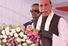लखनऊ में रक्षा मंत्री राजनाथ सिंह और मुख्यमंत्री योगी आदित्यनाथ ने 19 करोड़ रुपये की लागत से निर्मित नौसेना शौर्य वाटिका का उद्घाटन किया। भारतीय नौसेना के शौर्य और बलिदान को समर्पित इस संग्रहालय में आईएनएस गोमती और टीयू-142एम विमान से जुड़ी दुर्लभ कलाकृतियां प्रदर्शित हैं। रक्षा मंत्री ने इसे राष्ट्रभक्ति का प्रेरणास्थल बताते हुए कहा कि यह युवाओं में देशसेवा का भाव जगाएगा तथा भारतीय सेनाओं के अदम्य साहस और बलिदान की याद दिलाता रहेगा।