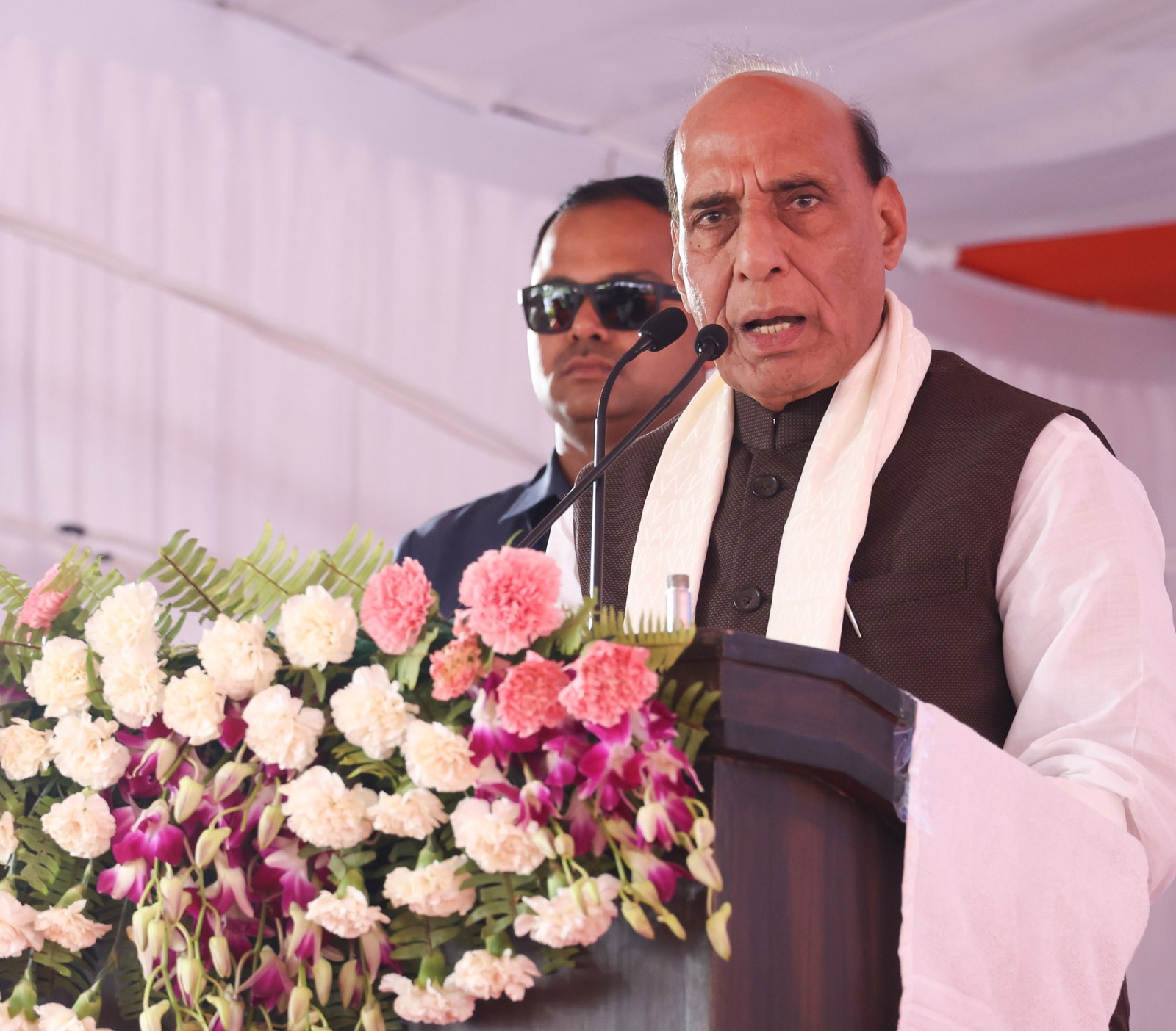 लखनऊ में रक्षा मंत्री राजनाथ सिंह और मुख्यमंत्री योगी आदित्यनाथ ने 19 करोड़ रुपये की लागत से निर्मित नौसेना शौर्य वाटिका का उद्घाटन किया। भारतीय नौसेना के शौर्य और बलिदान को समर्पित इस संग्रहालय में आईएनएस गोमती और टीयू-142एम विमान से जुड़ी दुर्लभ कलाकृतियां प्रदर्शित हैं। रक्षा मंत्री ने इसे राष्ट्रभक्ति का प्रेरणास्थल बताते हुए कहा कि यह युवाओं में देशसेवा का भाव जगाएगा तथा भारतीय सेनाओं के अदम्य साहस और बलिदान की याद दिलाता रहेगा।