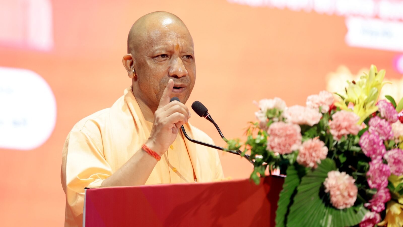 लखनऊ में योगी आदित्यनाथ ने ‘श्रमवीर गौरव समारोह 2026’ में श्रमिकों के लिए कई परियोजनाओं का लोकार्पण और शिलान्यास किया। ग्रेटर नोएडा में श्रमिक सुविधा केंद्र, 300 बेड ईएसआईसी अस्पताल और जेवर में विद्यालय निर्माण की शुरुआत हुई। कार्यक्रम में श्रमिकों व मेधावी छात्रों को सम्मानित किया गया। सरकार ने श्रमिकों के जीवन स्तर सुधारने और बेहतर सुविधाएं देने की प्रतिबद्धता दोहराई।
