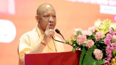 लखनऊ में योगी आदित्यनाथ ने ‘श्रमवीर गौरव समारोह 2026’ में श्रमिकों के लिए कई परियोजनाओं का लोकार्पण और शिलान्यास किया। ग्रेटर नोएडा में श्रमिक सुविधा केंद्र, 300 बेड ईएसआईसी अस्पताल और जेवर में विद्यालय निर्माण की शुरुआत हुई। कार्यक्रम में श्रमिकों व मेधावी छात्रों को सम्मानित किया गया। सरकार ने श्रमिकों के जीवन स्तर सुधारने और बेहतर सुविधाएं देने की प्रतिबद्धता दोहराई।