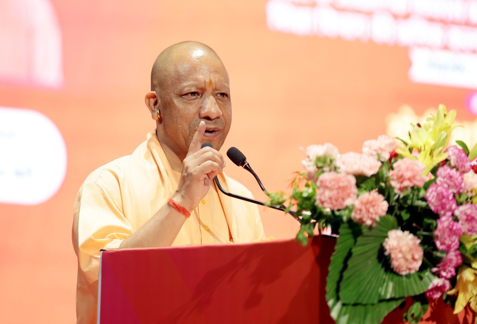 लखनऊ में योगी आदित्यनाथ ने ‘श्रमवीर गौरव समारोह 2026’ में श्रमिकों के लिए कई परियोजनाओं का लोकार्पण और शिलान्यास किया। ग्रेटर नोएडा में श्रमिक सुविधा केंद्र, 300 बेड ईएसआईसी अस्पताल और जेवर में विद्यालय निर्माण की शुरुआत हुई। कार्यक्रम में श्रमिकों व मेधावी छात्रों को सम्मानित किया गया। सरकार ने श्रमिकों के जीवन स्तर सुधारने और बेहतर सुविधाएं देने की प्रतिबद्धता दोहराई।