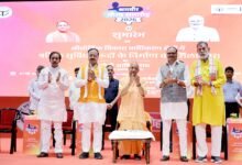 लखनऊ में आयोजित ‘श्रमवीर गौरव समारोह 2026’ में योगी आदित्यनाथ ने श्रमिकों के जीवन को सुरक्षित और सम्मानजनक बनाने के लिए बड़े फैसले घोषित किए। 12.26 लाख निर्माण श्रमिकों को आयुष्मान कार्ड मिल चुका है और सरकार 5 करोड़ लोगों तक स्वास्थ्य सुरक्षा पहुंचाने की योजना पर काम कर रही है। मुख्यमंत्री ने कहा कि श्रमिक ही विकास की असली ताकत हैं और उनके कल्याण के लिए सरकार पूरी प्रतिबद्धता के साथ कार्य कर रही है।