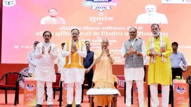 लखनऊ में आयोजित ‘श्रमवीर गौरव समारोह 2026’ में योगी आदित्यनाथ ने श्रमिकों के जीवन को सुरक्षित और सम्मानजनक बनाने के लिए बड़े फैसले घोषित किए। 12.26 लाख निर्माण श्रमिकों को आयुष्मान कार्ड मिल चुका है और सरकार 5 करोड़ लोगों तक स्वास्थ्य सुरक्षा पहुंचाने की योजना पर काम कर रही है। मुख्यमंत्री ने कहा कि श्रमिक ही विकास की असली ताकत हैं और उनके कल्याण के लिए सरकार पूरी प्रतिबद्धता के साथ कार्य कर रही है।