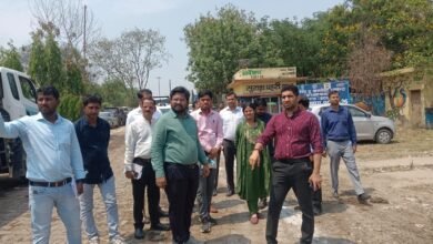 वाराणसी में नगर आयुक्त हिमांशु नागपाल ने करसड़ा सॉलिड वेस्ट प्लांट का निरीक्षण कर कूड़ा निस्तारण व्यवस्था की समीक्षा की। उन्होंने शत-प्रतिशत निस्तारण, आरडीएफ प्रबंधन और लिगेसी वेस्ट हटाने के लिए ठोस कार्ययोजना बनाने के निर्देश दिए। बाढ़ में जलभराव रोकने हेतु मार्ग को छह फीट ऊंचा करने का आदेश भी दिया गया।