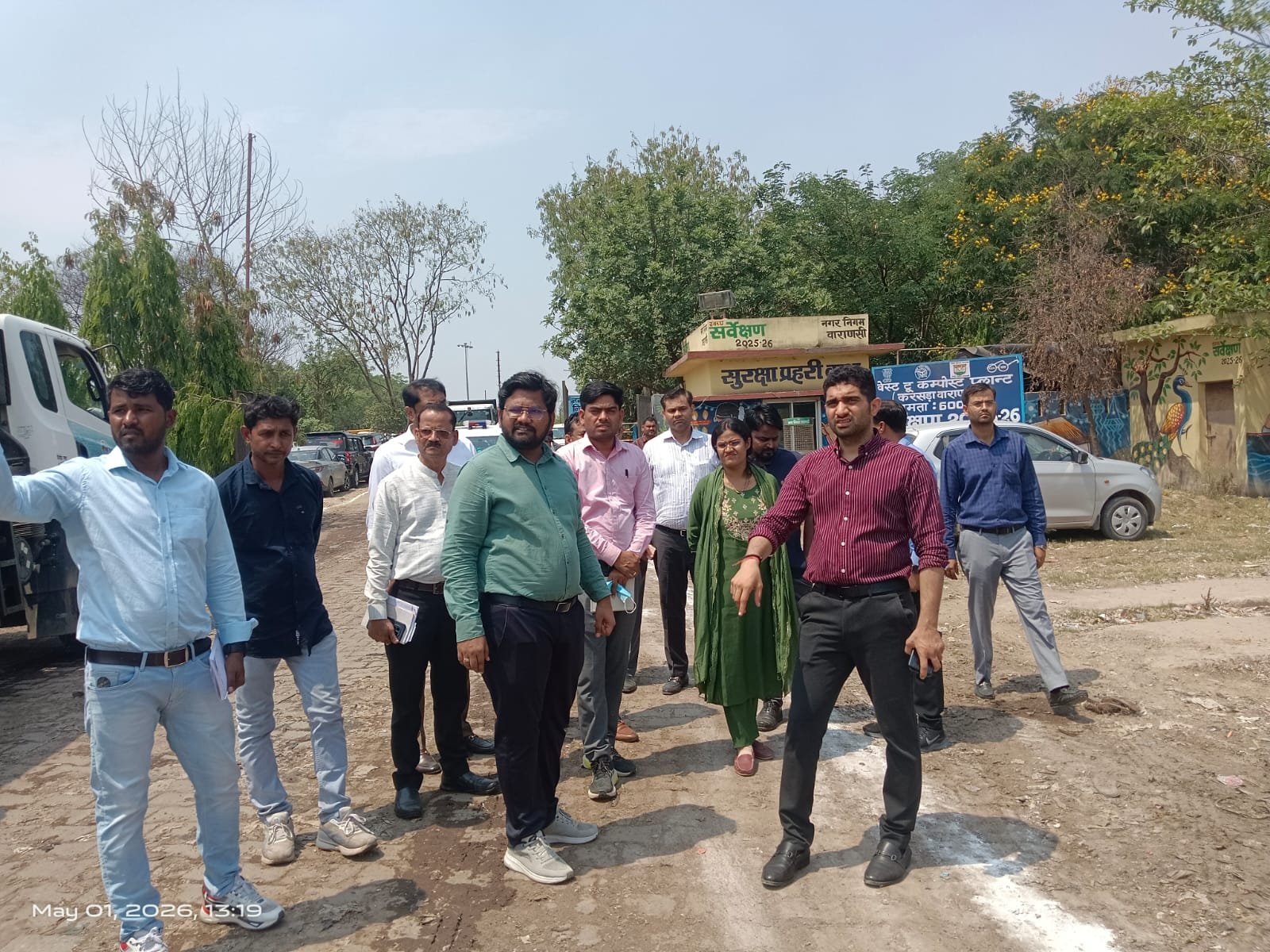 वाराणसी में नगर आयुक्त हिमांशु नागपाल ने करसड़ा सॉलिड वेस्ट प्लांट का निरीक्षण कर कूड़ा निस्तारण व्यवस्था की समीक्षा की। उन्होंने शत-प्रतिशत निस्तारण, आरडीएफ प्रबंधन और लिगेसी वेस्ट हटाने के लिए ठोस कार्ययोजना बनाने के निर्देश दिए। बाढ़ में जलभराव रोकने हेतु मार्ग को छह फीट ऊंचा करने का आदेश भी दिया गया।