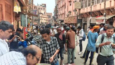 वाराणसी के चौक स्थित संकल्प अन्न क्षेत्र में शनिवार को खिचड़ी प्रसाद वितरण और जल सेवा का आयोजन किया गया। बड़ी संख्या में राहगीरों, श्रमिकों और श्रद्धालुओं ने प्रसाद ग्रहण किया। अप्रैल 2022 से संस्था नियमित रूप से यह सेवा अभियान चला रही है, जिससे समाज में सहयोग, सेवा और मानवीय संवेदनाओं को निरंतर मजबूती मिल रही है।