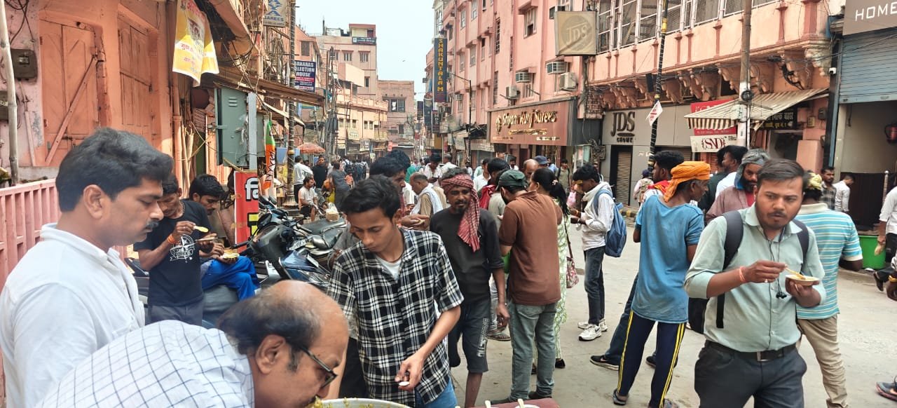 वाराणसी के चौक स्थित संकल्प अन्न क्षेत्र में शनिवार को खिचड़ी प्रसाद वितरण और जल सेवा का आयोजन किया गया। बड़ी संख्या में राहगीरों, श्रमिकों और श्रद्धालुओं ने प्रसाद ग्रहण किया। अप्रैल 2022 से संस्था नियमित रूप से यह सेवा अभियान चला रही है, जिससे समाज में सहयोग, सेवा और मानवीय संवेदनाओं को निरंतर मजबूती मिल रही है।