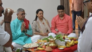 वाराणसी के पार्वतीपुरी, कमच्छा स्थित संकल्प संस्था कार्यालय में रविवार को विश्व शांति और कल्याण हेतु विशेष पूजन कार्यक्रम आयोजित किया गया। पंडित मून महाराज के आचार्यत्व में वैदिक रीति से सम्पन्न इस अनुष्ठान में संस्था के संरक्षक अनिल कुमार जैन सहित कई सदस्य शामिल हुए। कार्यक्रम में ‘वसुधैव कुटुंबकम’ की भावना के साथ समाज में सहयोग, एकता और सकारात्मक ऊर्जा का संदेश दिया गया, साथ ही निरोग काशी अभियान जैसे कार्यों को आगे बढ़ाने का संकल्प लिया गया।