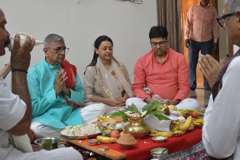 वाराणसी के पार्वतीपुरी, कमच्छा स्थित संकल्प संस्था कार्यालय में रविवार को विश्व शांति और कल्याण हेतु विशेष पूजन कार्यक्रम आयोजित किया गया। पंडित मून महाराज के आचार्यत्व में वैदिक रीति से सम्पन्न इस अनुष्ठान में संस्था के संरक्षक अनिल कुमार जैन सहित कई सदस्य शामिल हुए। कार्यक्रम में ‘वसुधैव कुटुंबकम’ की भावना के साथ समाज में सहयोग, एकता और सकारात्मक ऊर्जा का संदेश दिया गया, साथ ही निरोग काशी अभियान जैसे कार्यों को आगे बढ़ाने का संकल्प लिया गया।