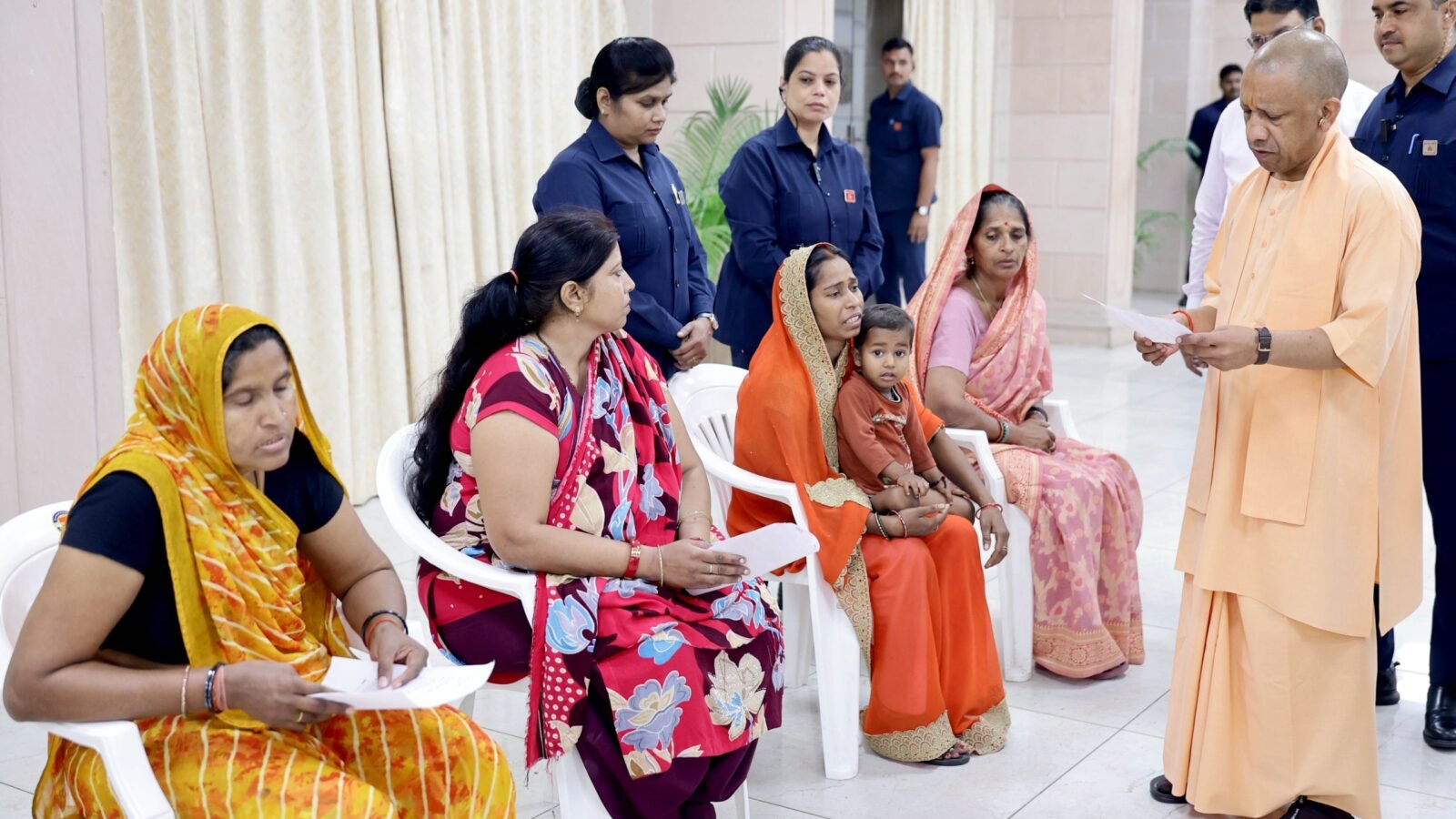 लखनऊ में योगी आदित्यनाथ ने जनता दर्शन में फरियादियों की समस्याएं सुनीं। बच्चों की शिक्षा पर जोर देते हुए अभिभावकों को स्कूल भेजने की सलाह दी। युवाओं को पारदर्शी भर्ती में मेहनत करने को कहा। अवैध कब्जों की शिकायत पर सख्ती दिखाते हुए अधिकारियों को जांच और कड़ी कार्रवाई के निर्देश दिए।
