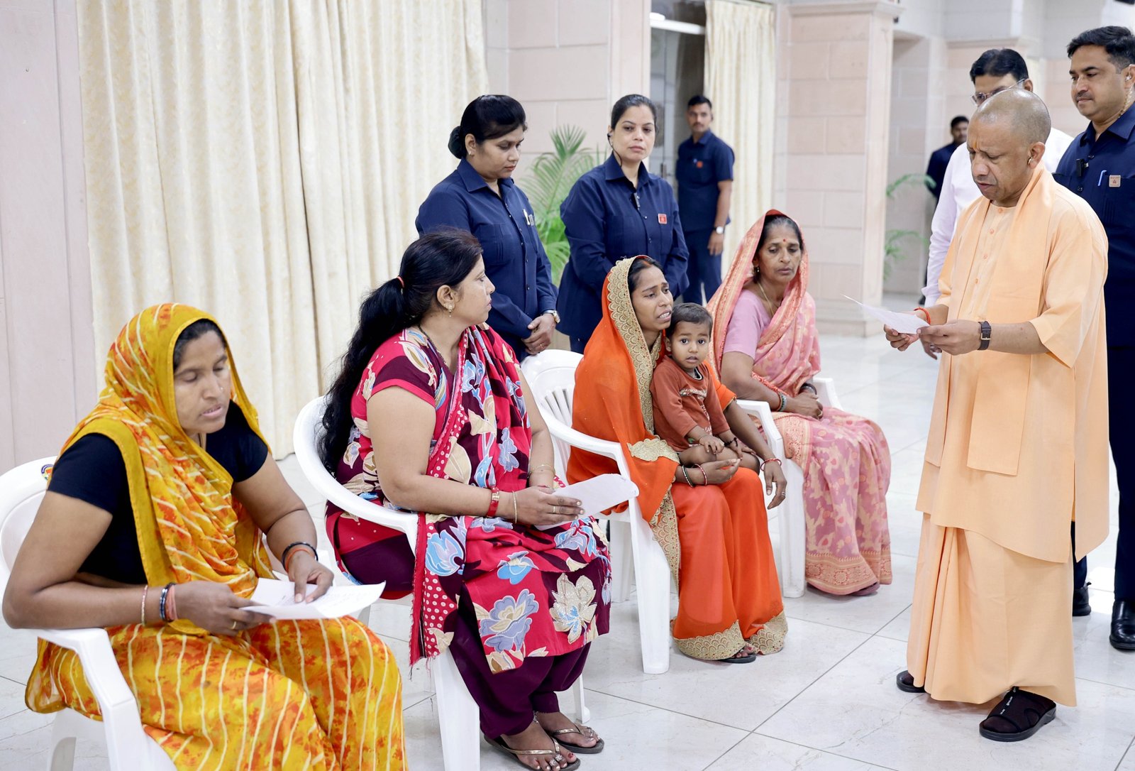 लखनऊ में योगी आदित्यनाथ ने जनता दर्शन में फरियादियों की समस्याएं सुनीं। बच्चों की शिक्षा पर जोर देते हुए अभिभावकों को स्कूल भेजने की सलाह दी। युवाओं को पारदर्शी भर्ती में मेहनत करने को कहा। अवैध कब्जों की शिकायत पर सख्ती दिखाते हुए अधिकारियों को जांच और कड़ी कार्रवाई के निर्देश दिए।