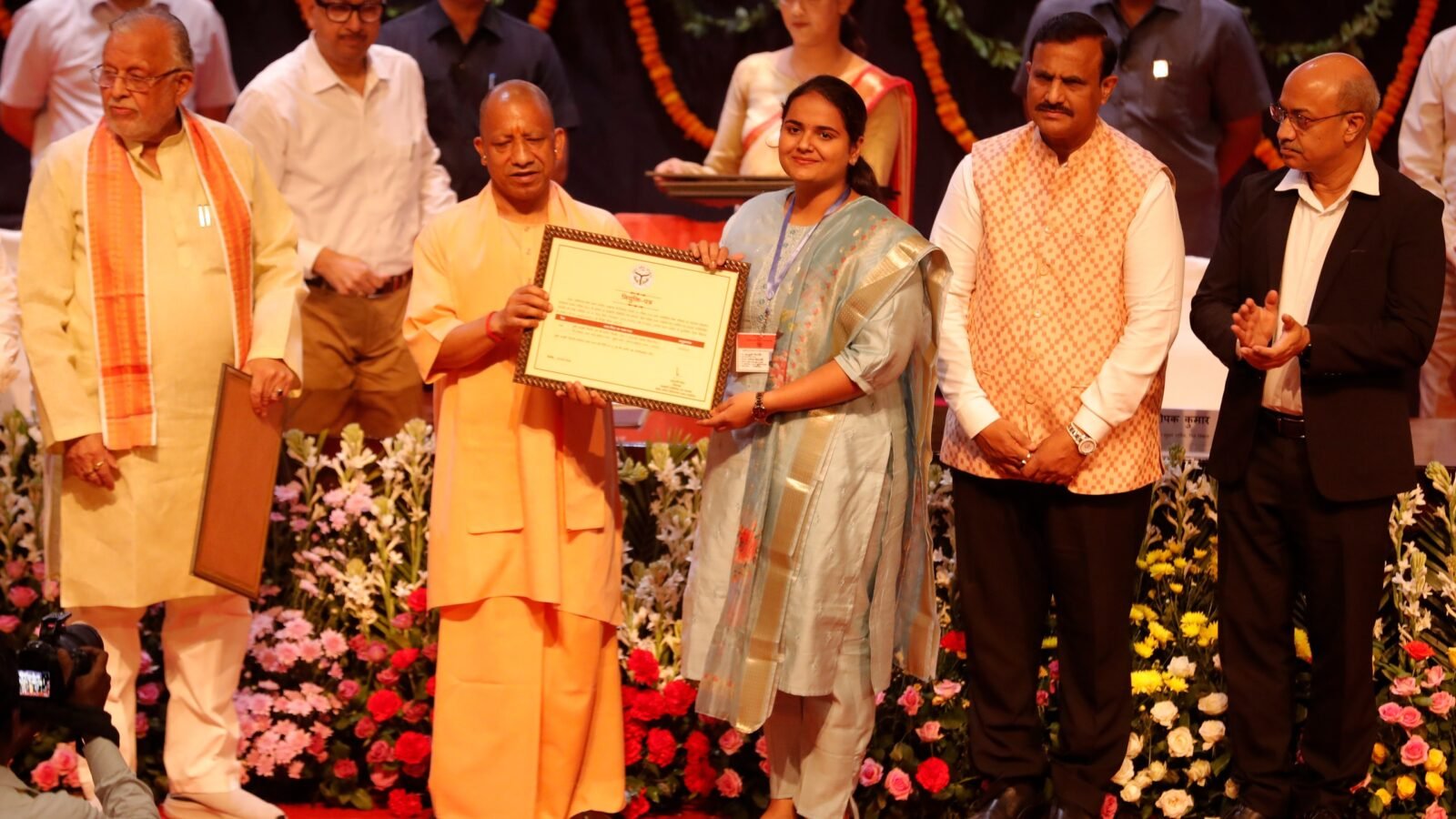 योगी आदित्यनाथ ने कहा कि उत्तर प्रदेश अब वित्तीय रूप से आत्मनिर्भर बन चुका है और बड़ी परियोजनाएं अपने संसाधनों से पूरी कर रहा है। करीब 600 किमी लंबे गंगा एक्सप्रेस-वे को बिना कर्ज पूरा किया गया। उन्होंने बताया कि प्रदेश अब ‘रेवेन्यू सरप्लस’ है, जहां निवेश और रोजगार के नए अवसर तेजी से बढ़े हैं। पारदर्शी भर्ती और वित्तीय अनुशासन से यूपी की अर्थव्यवस्था मजबूत हुई है।
