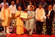योगी आदित्यनाथ ने कहा कि उत्तर प्रदेश अब वित्तीय रूप से आत्मनिर्भर बन चुका है और बड़ी परियोजनाएं अपने संसाधनों से पूरी कर रहा है। करीब 600 किमी लंबे गंगा एक्सप्रेस-वे को बिना कर्ज पूरा किया गया। उन्होंने बताया कि प्रदेश अब ‘रेवेन्यू सरप्लस’ है, जहां निवेश और रोजगार के नए अवसर तेजी से बढ़े हैं। पारदर्शी भर्ती और वित्तीय अनुशासन से यूपी की अर्थव्यवस्था मजबूत हुई है।