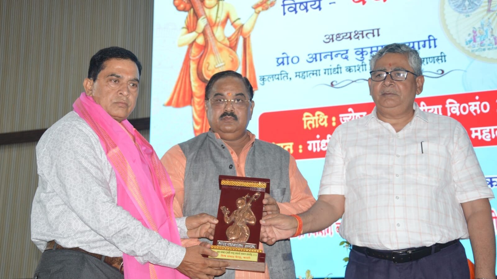 वाराणसी में देवर्षि नारद जयंती के अवसर पर आयोजित ‘पंच परिवर्तन : समाज एवं मीडिया’ संगोष्ठी में पत्रकारों को सम्मानित किया गया। मुख्य अतिथि जितेन्द्र तिवारी ने कहा कि सच्ची पत्रकारिता संवाद और सत्यनिष्ठा पर आधारित होती है तथा नारद जी की तरह आत्मचिंतन आवश्यक है। अध्यक्षता करते हुए प्रो. आनन्द कुमार त्यागी ने नारद के गुणों को आधुनिक पत्रकारिता का आधार बताया। कार्यक्रम में समाज, मीडिया और भारतीय ज्ञान परंपरा के समन्वय पर विशेष जोर दिया गया।