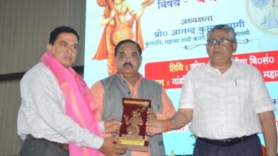 वाराणसी में देवर्षि नारद जयंती के अवसर पर आयोजित ‘पंच परिवर्तन : समाज एवं मीडिया’ संगोष्ठी में पत्रकारों को सम्मानित किया गया। मुख्य अतिथि जितेन्द्र तिवारी ने कहा कि सच्ची पत्रकारिता संवाद और सत्यनिष्ठा पर आधारित होती है तथा नारद जी की तरह आत्मचिंतन आवश्यक है। अध्यक्षता करते हुए प्रो. आनन्द कुमार त्यागी ने नारद के गुणों को आधुनिक पत्रकारिता का आधार बताया। कार्यक्रम में समाज, मीडिया और भारतीय ज्ञान परंपरा के समन्वय पर विशेष जोर दिया गया।