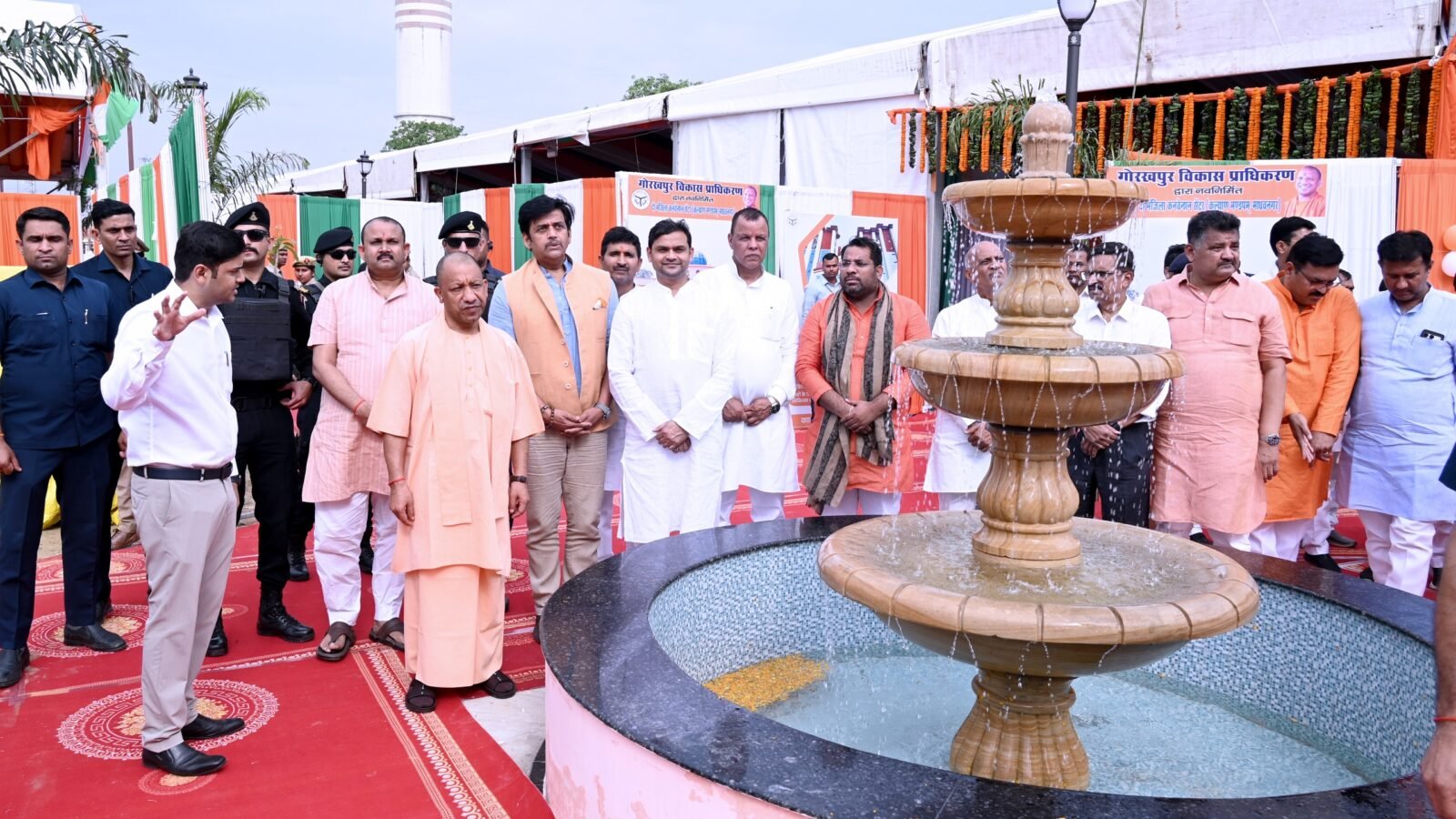 गोरखपुर में मुख्यमंत्री Yogi Adityanath ने 612 करोड़ रुपये की 71 विकास परियोजनाओं का लोकार्पण और शिलान्यास किया। इस दौरान उन्होंने पश्चिम बंगाल चुनाव परिणाम को जनता का स्पष्ट संदेश बताते हुए कहा कि जन उपेक्षा और भ्रष्टाचार करने वालों का सूपड़ा साफ होना तय है। उन्होंने गोरखपुर में 2017 के बाद हुए विकास कार्यों, बेहतर कनेक्टिविटी और सुरक्षा व्यवस्था का उल्लेख करते हुए कहा कि तेज विकास से ही समृद्धि संभव है।