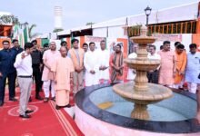 गोरखपुर में मुख्यमंत्री Yogi Adityanath ने 612 करोड़ रुपये की 71 विकास परियोजनाओं का लोकार्पण और शिलान्यास किया। इस दौरान उन्होंने पश्चिम बंगाल चुनाव परिणाम को जनता का स्पष्ट संदेश बताते हुए कहा कि जन उपेक्षा और भ्रष्टाचार करने वालों का सूपड़ा साफ होना तय है। उन्होंने गोरखपुर में 2017 के बाद हुए विकास कार्यों, बेहतर कनेक्टिविटी और सुरक्षा व्यवस्था का उल्लेख करते हुए कहा कि तेज विकास से ही समृद्धि संभव है।