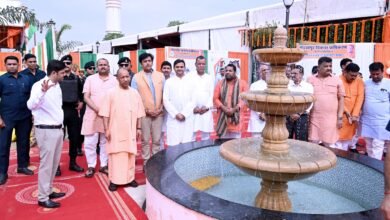 गोरखपुर में मुख्यमंत्री Yogi Adityanath ने 612 करोड़ रुपये की 71 विकास परियोजनाओं का लोकार्पण और शिलान्यास किया। इस दौरान उन्होंने पश्चिम बंगाल चुनाव परिणाम को जनता का स्पष्ट संदेश बताते हुए कहा कि जन उपेक्षा और भ्रष्टाचार करने वालों का सूपड़ा साफ होना तय है। उन्होंने गोरखपुर में 2017 के बाद हुए विकास कार्यों, बेहतर कनेक्टिविटी और सुरक्षा व्यवस्था का उल्लेख करते हुए कहा कि तेज विकास से ही समृद्धि संभव है।