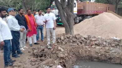 वाराणसी में नगर निगम ने अतिक्रमण और गंदगी फैलाने वालों पर सख्ती बढ़ा दी है। रैना विला रोड पर सड़क बाधित करने और नाली जाम करने के मामले में दो लोगों पर 50 हजार रुपये का जुर्माना लगाया गया। नगर आयुक्त ने चेतावनी दी कि निर्माण सामग्री नहीं हटाने पर विधिक कार्रवाई होगी और सफाई व्यवस्था में लापरवाही बर्दाश्त नहीं की जाएगी।